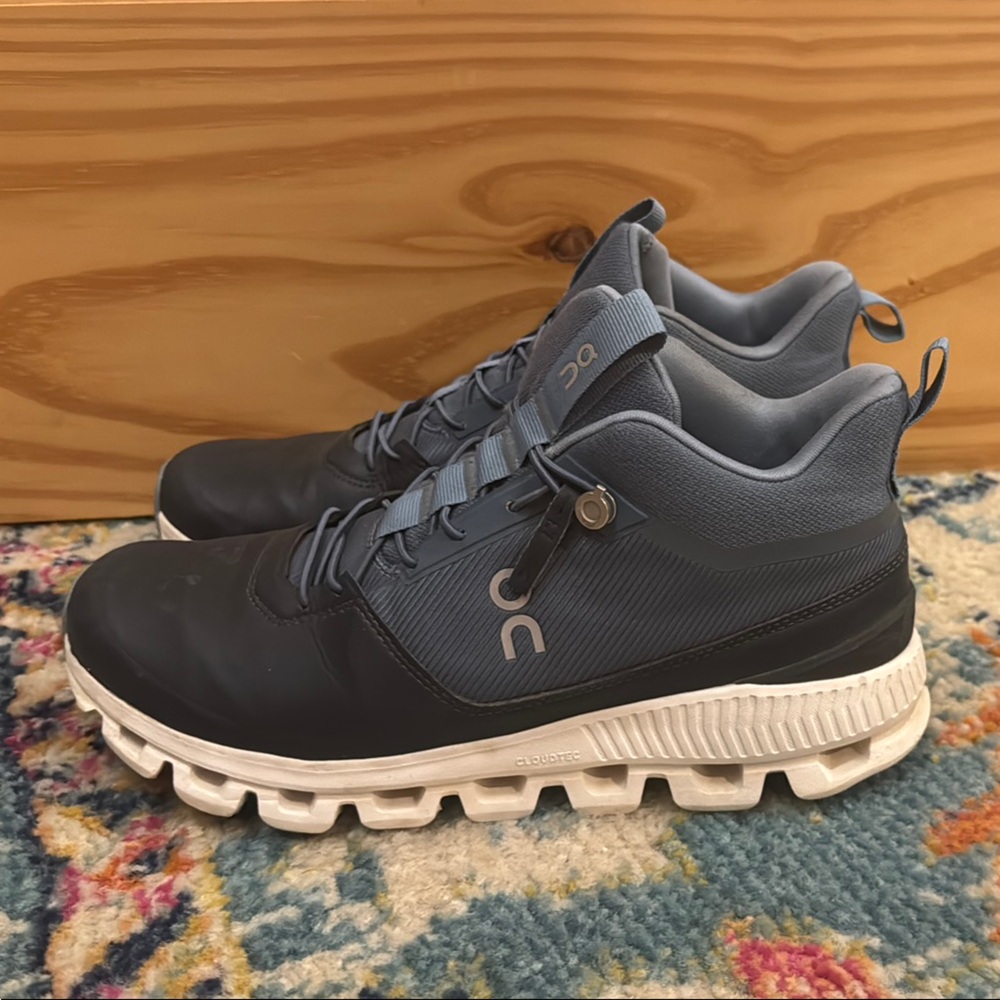 On Running women’s Navy and White Sneakers